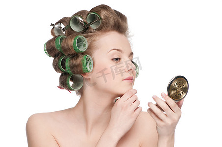 卷发机摄影照片_照镜子的卷发器的女人
