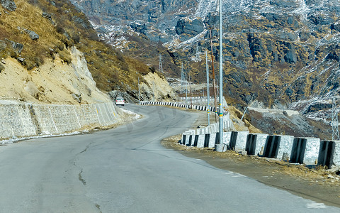 城市维护摄影照片_Arunachal Frontier Highway 或 Mago Thingbu Vijaynagar India and China International Border Highway，由 BRO 维护，是印度阿鲁纳恰尔邦规划的边境公路，沿麦克马洪线行驶。