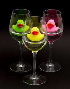 酒杯中的绿色、黄色和粉色橡皮鸭