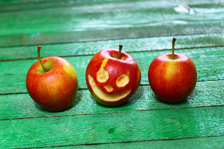 两个苹果和一个有脸的苹果
