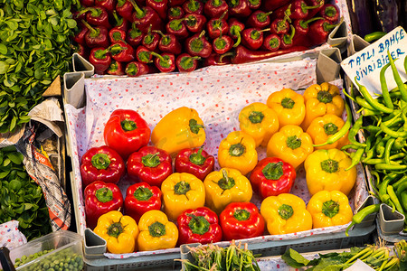 市场摊位上的红椒和黄椒