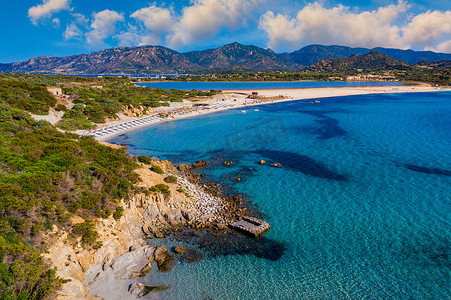 金科斯摄影照片_在意大利撒丁岛 (Sardegna) 的维拉西缪斯 (Villasimius)，可以欣赏到沙滩、游艇和蔚蓝海水的全景。
