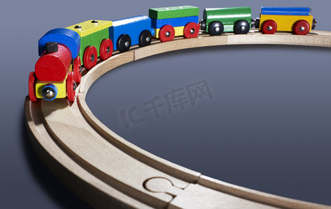 彩色木制玩具火车