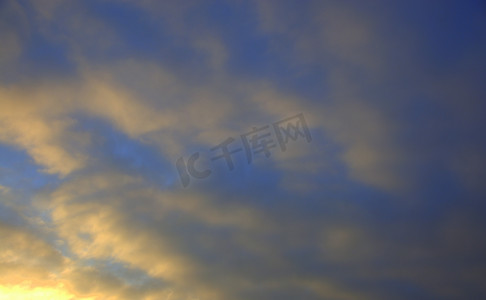 太阳初升摄影照片_初升的太阳照亮了天空，雷云。