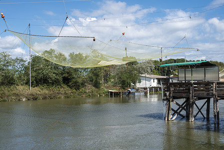 码头和渔网的渔房。