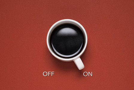 关闭开关摄影照片_一杯咖啡控制开关的有趣概念