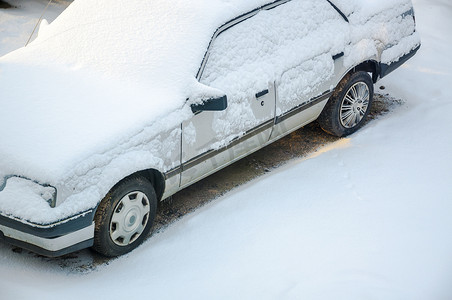 雪街道摄影照片_被雪覆盖的汽车