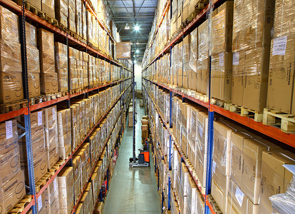 仓存摄影照片_内部仓库、仓库装卸设备、货物的高架仓库存储。