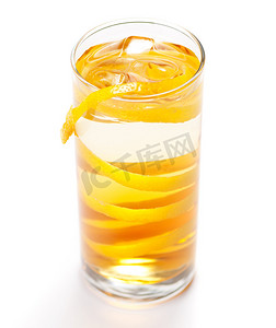 玻璃杯中的黄色鸡尾酒