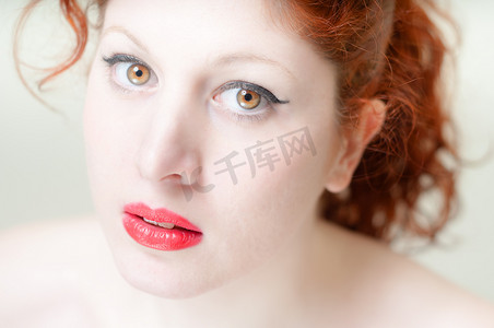 美丽的多肉摄影照片_美丽的红头发和嘴唇的女孩