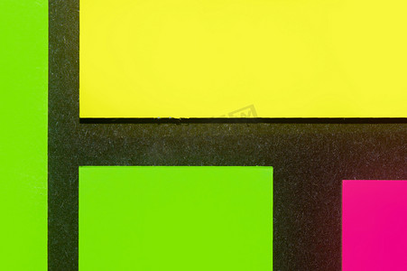 黑纸上的绿色、黄色和紫色色调彩色办公室贴纸。 