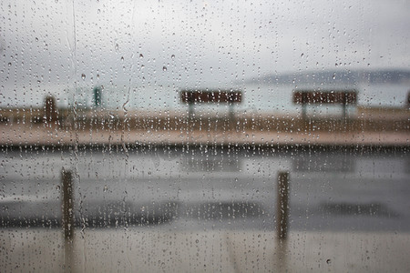 窗后雨天