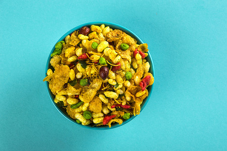 印度小吃：传统的印度油炸咸菜，称为 chivda 或混合物或 farsan，由克面粉制成，与干果和烤坚果混合，加盐、胡椒、豆类、香料和绿豆