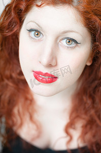 美丽的红头发和嘴唇的女孩