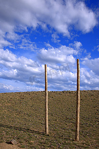 草原上用来套马的木杆。