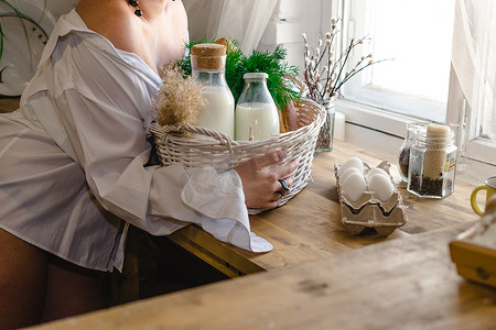 带瓶装牛奶和香草的厨房餐桌
