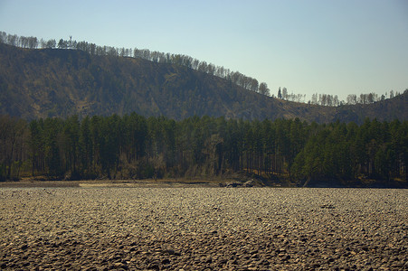 卡通林摄影照片_石湾是山河干涸的河床，露出石底，四周是长满针叶林的山丘。