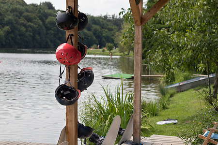 挂在湖边一根杆子上的滑水头盔