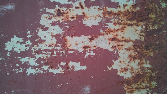 生锈损坏的旧金属墙。