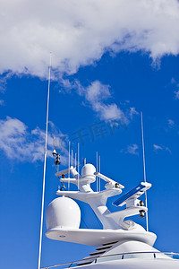 船舶天线和导航系统与天空的对比。