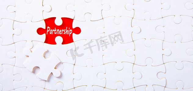 红色背景上的拼图与伙伴关系词。