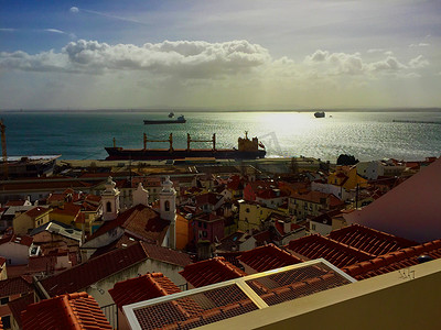 从葡萄牙里斯本看塔霍河，教堂和船。