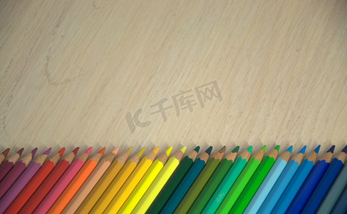 一组彩色铅笔在色谱上排成一排。