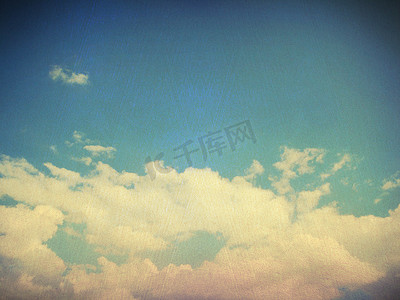 蓝色渐变背景摄影照片_多云的天空的复古形象