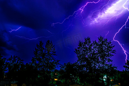 蓝色闪电摄影照片_夜间雷雨中的闪电