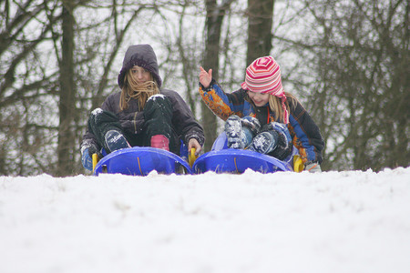 两个金发女孩在雪地里玩得很开心 两个金发女孩在雪地里玩得很开心