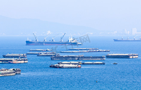 很多船和小船在 Sichang 岛，春武里，泰国。