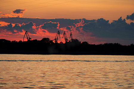 俄罗斯哈巴罗夫斯克阿穆尔河堤岸的日落。