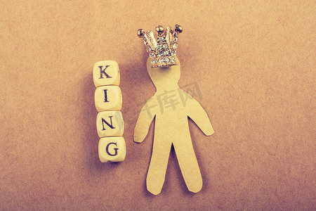 公主加冕摄影照片_国王字样旁边的微型模型皇冠