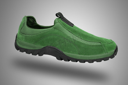 灰色背景的绿鞋，孤立的产品。