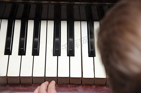 一个可爱的婴儿在弹钢琴。