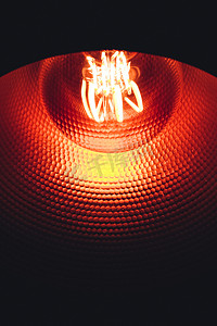 铜火焰摄影照片_铜灯内的灯泡。
