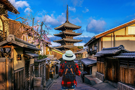 卡能摄影照片_背着背包在日本京都的八坂塔和 Sannen Zaka 街散步的女旅行者。
