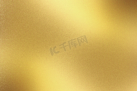 抽象纹理背景，在金金属墙壁上发光的光