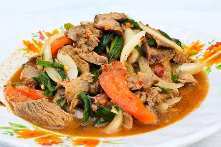泰式牛肉沙拉，yam nua，一种非常辣的冷沙拉，油炸贝