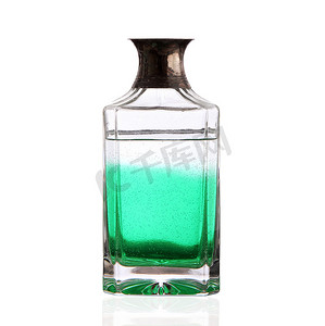 白色背景中带绿色液体的瓶子