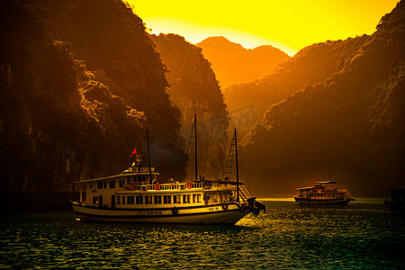 越南下龙湾日落时的旅游游轮