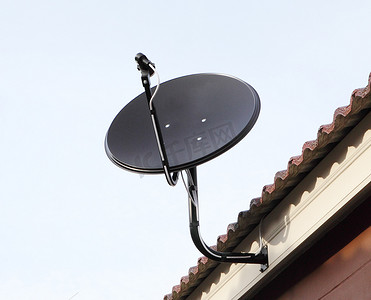 屋顶上的黑色卫星天线盘