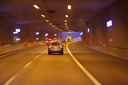 驾车穿过荷兰的隧道