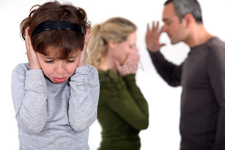 小女孩试图屏蔽父母争吵的声音
