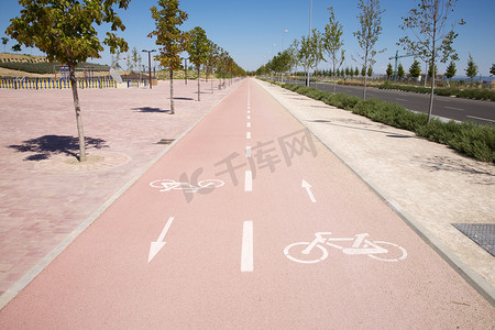 行车道摄影照片_孤独的自行车道