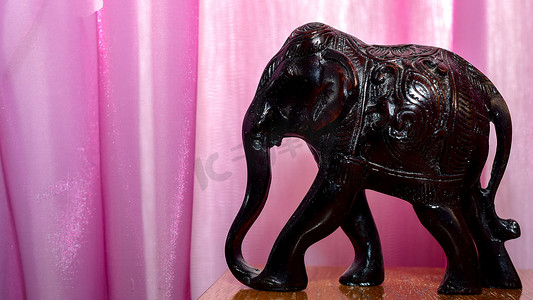 由半宝石材料制成的微型大象雕像