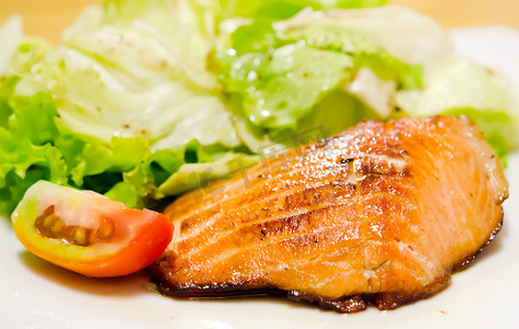 烤肉生菜摄影照片_三文鱼和沙拉