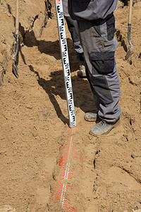 工人在沙沟中安装下水道