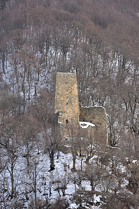 山区格鲁吉亚军事道路上的瞭望塔