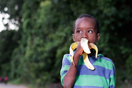 智商摄影照片_男孩吃水果。